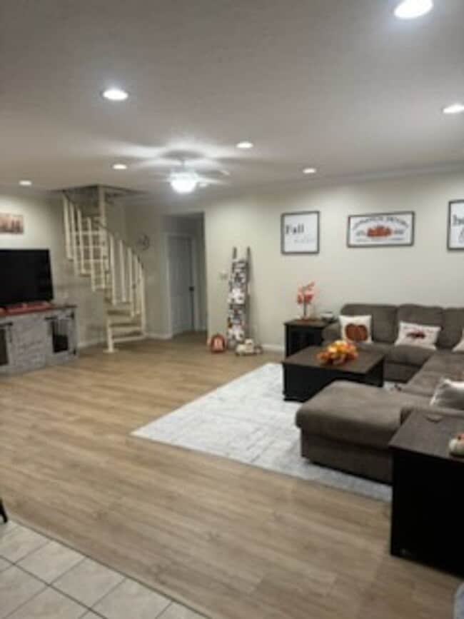 Building Photo - Beautiful, 5-bedroom home in a quiet subdi...