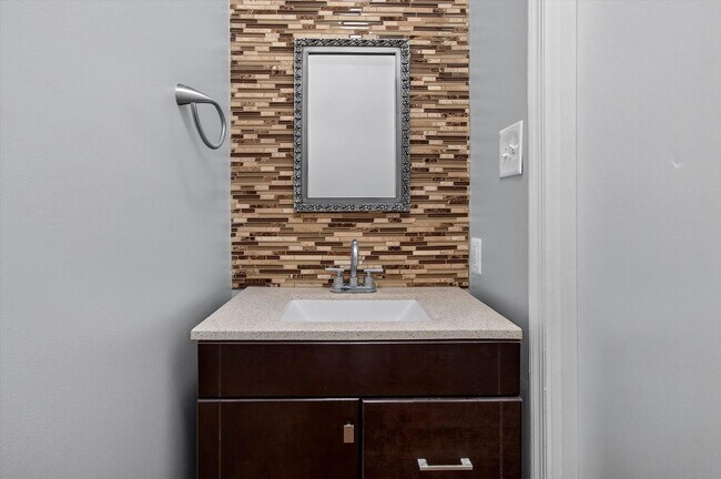 Building Photo - 8346 Stationhouse Ct