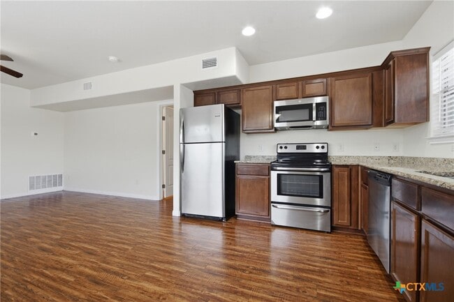 Building Photo - 302 W San Antonio St