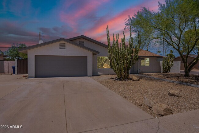 Building Photo - 1530 E Alameda Dr