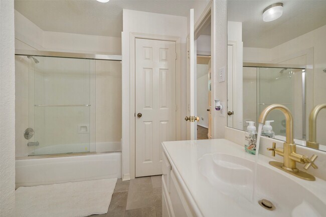 Building Photo - 14311 Islandwoods Dr