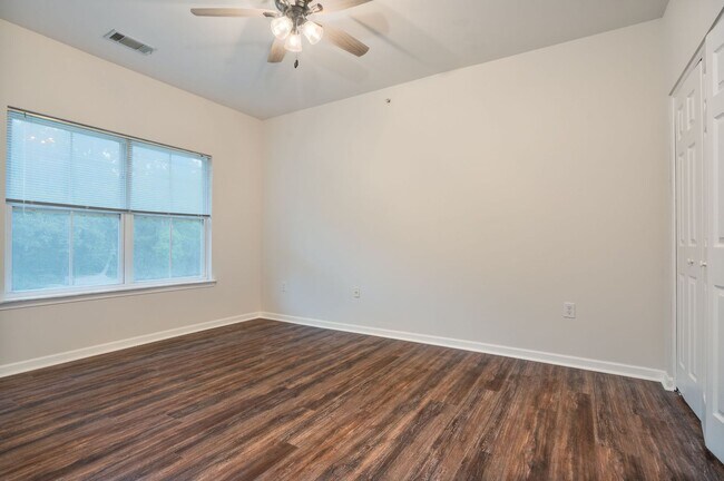 Building Photo - Cozy Lakeside Living in Moncks Corner!