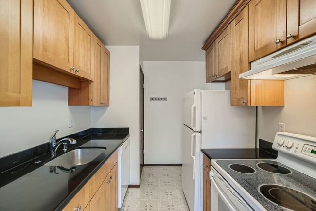 Building Photo - Fabulous Top Floor End Unit 1 Bed 1 Bath N...