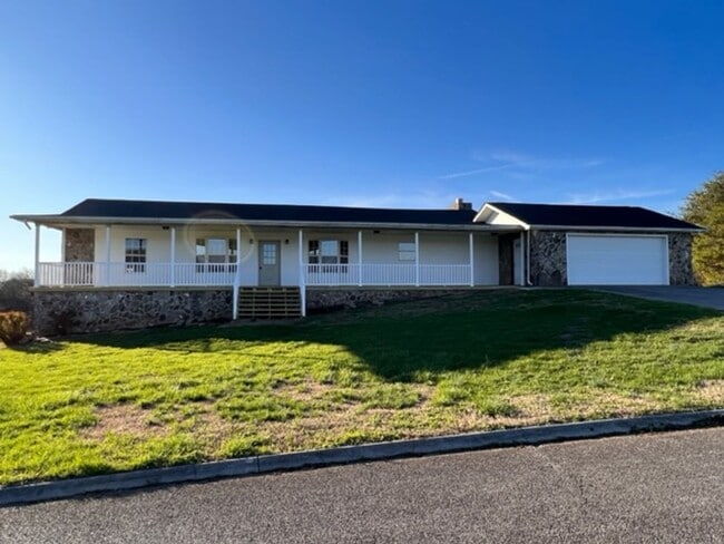 Building Photo - 4.5 Acres Right on the River!!!