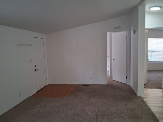 Building Photo - Peaceful Country Home