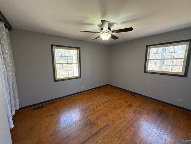 Building Photo - 9527 Hemlock Dr SE