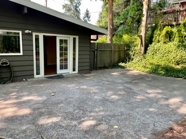 Building Photo - Charming 4 Bed 2 Bath Tri-level in Eastgate, Bellevue