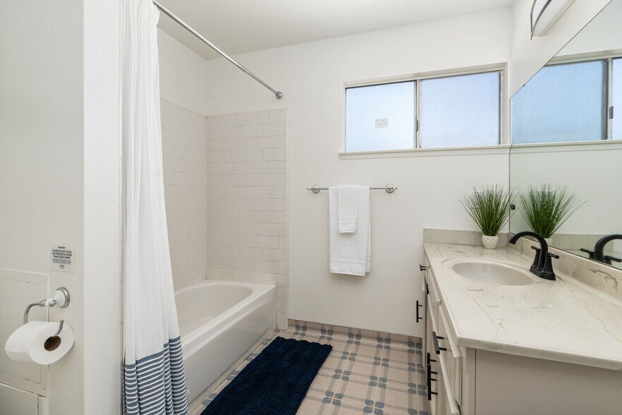 Building Photo - 2342 S Sowell St