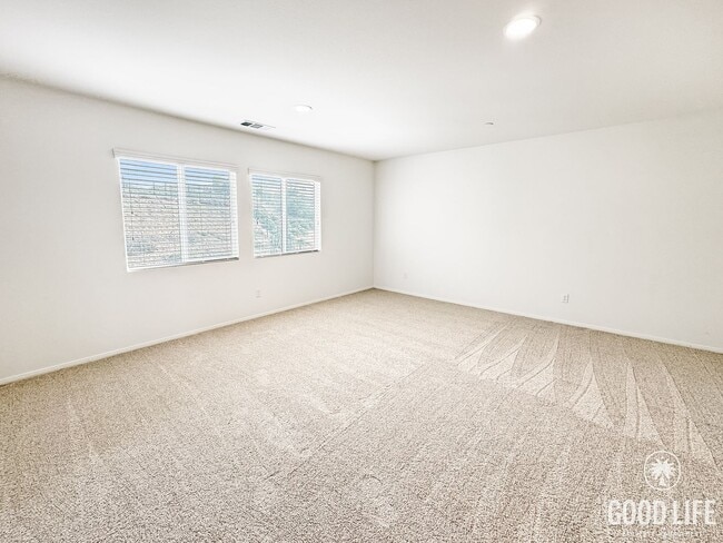 Building Photo - Beautiful 5Bd/3.5Ba Home in Cul-de-Sac in Riverside w/new Turf Back Yard and New Carpet!