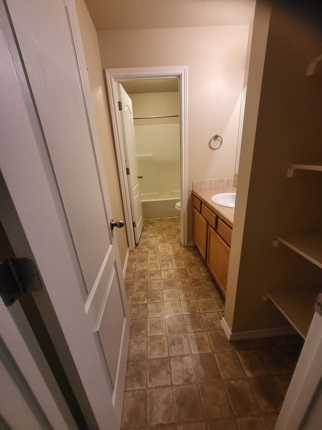 Building Photo - Cute Townhouse