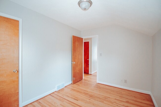 Building Photo - 3518 Almeda Dr