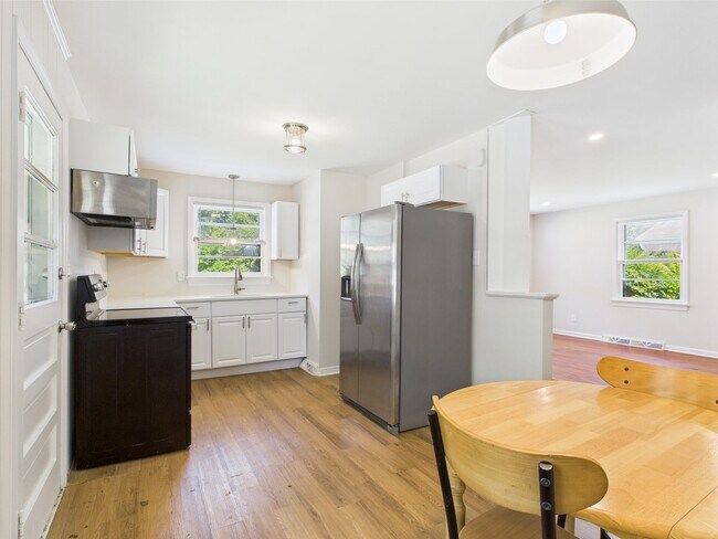 Building Photo - Cozy, 3 Bedroom Brick Cape in Fulton Hill ...