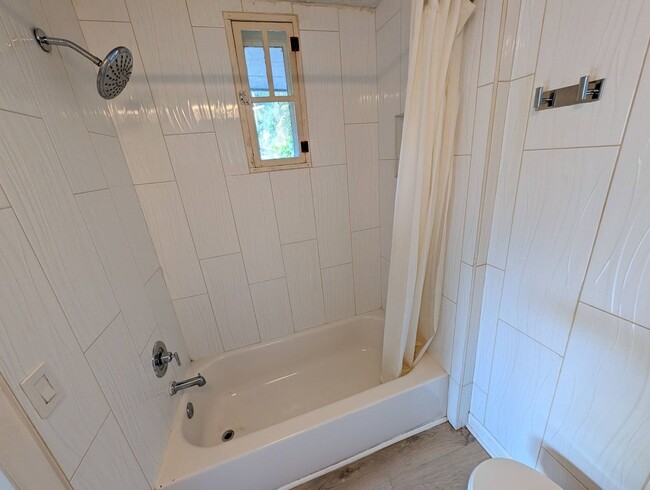 Building Photo - Adorable Rental in the Heart of Sarasota