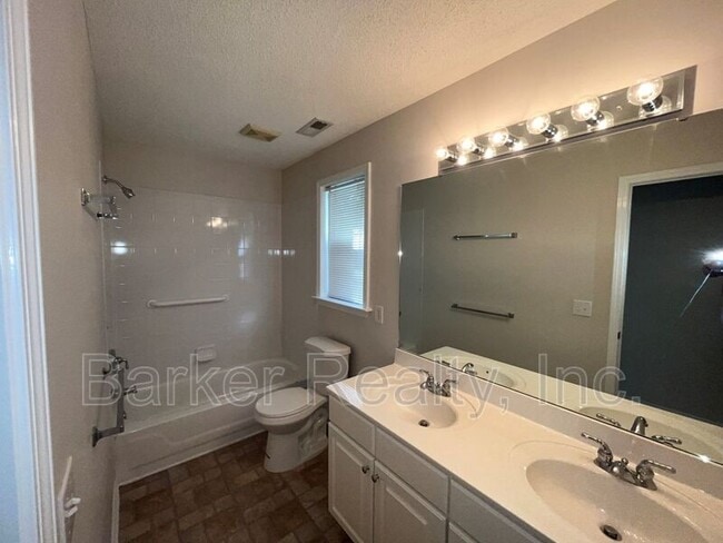 Building Photo - 2312 Colony Woods Dr