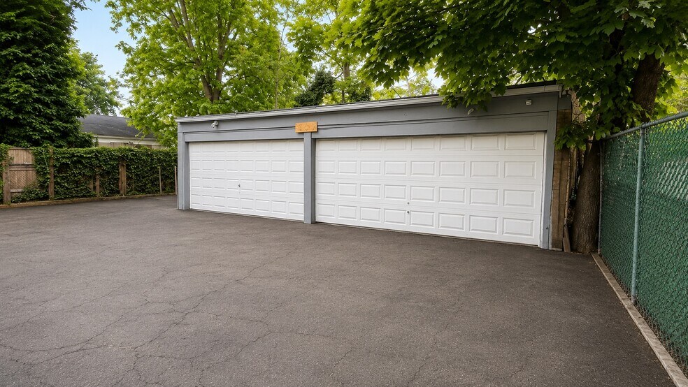 GARAGE PARKING - 55 Stockman Pl