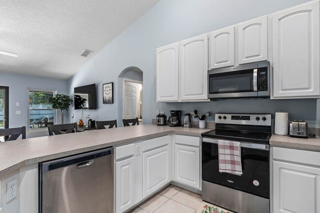 Building Photo - Large Beautiful Legacy Park Villa: 5BR, Pool & Near Disney