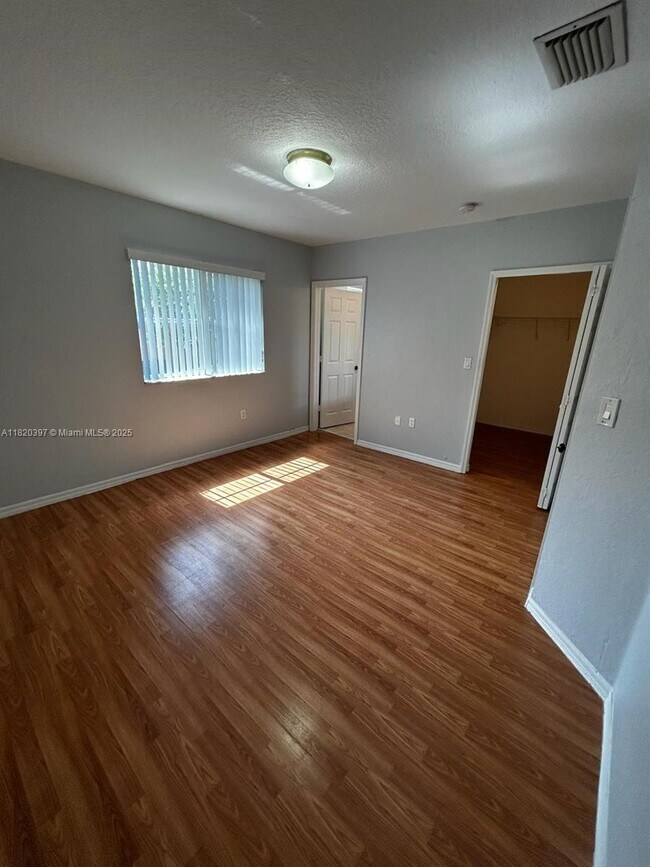 Building Photo - 865 SW 6th Ct