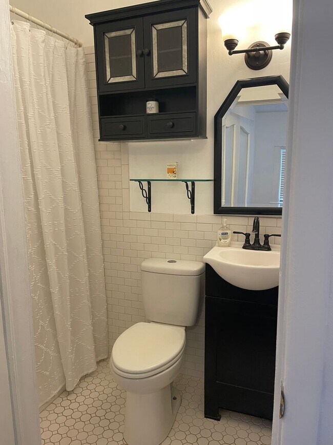 Building Photo - Cute Bungalow Style Home In the Historic District