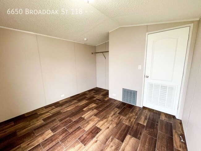 Building Photo - 6650 Broadoak St