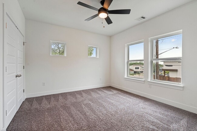 Building Photo - Beautiful 2 bedroom, 1.5 bathroom home in East Austin!!!