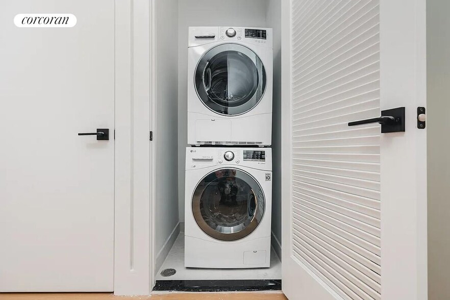 Building Photo - 420 Gates Ave