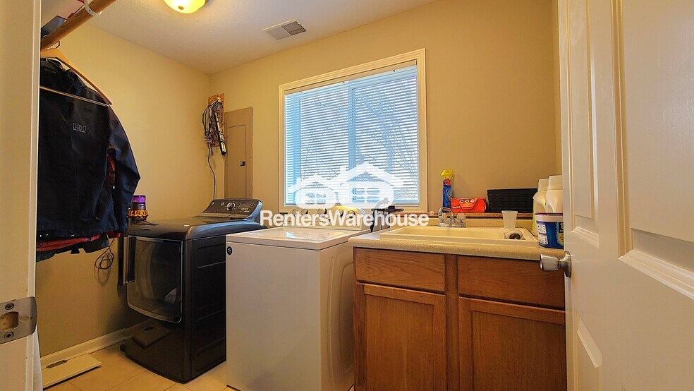 Building Photo - 319 4th St N