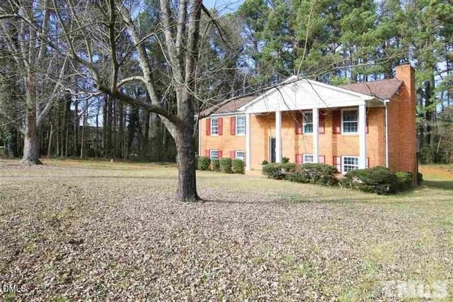 Building Photo - 4 Bedroom 3 Bath Home Available in August!