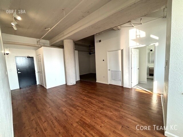 Building Photo - 320 W 7th St