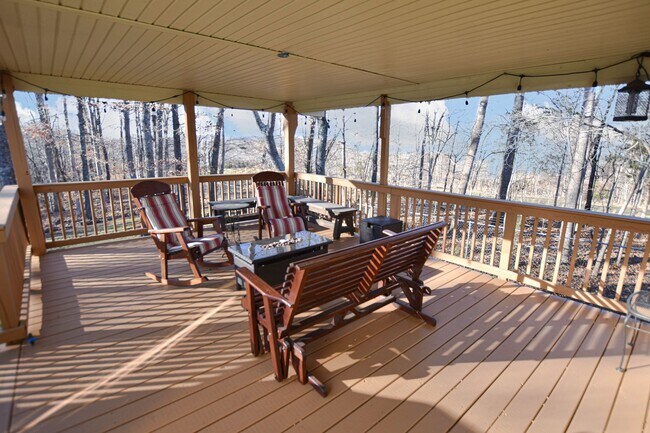 Building Photo - Pet Friendly Three Bedroom with Bonus!