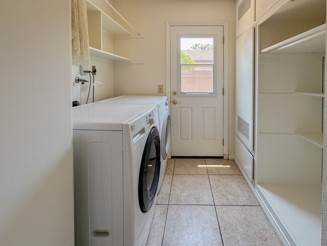 Building Photo - Stylish 4 Bedroom, 2 Bath Single-Story wit...