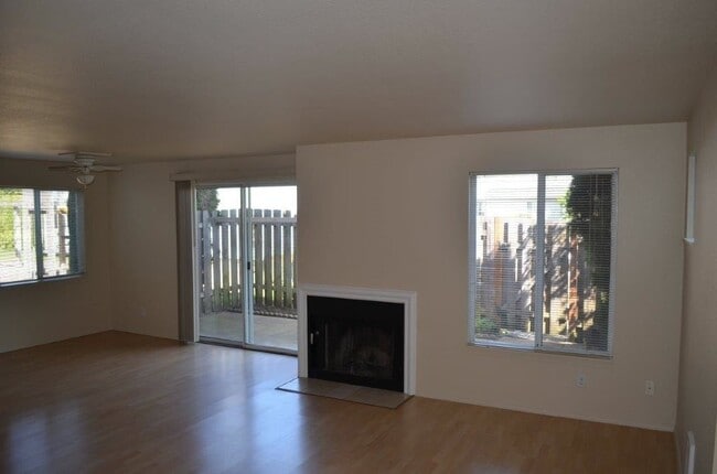 Building Photo - Stylish Modern 3 Bed, 2.5 Bath Townhouse i...