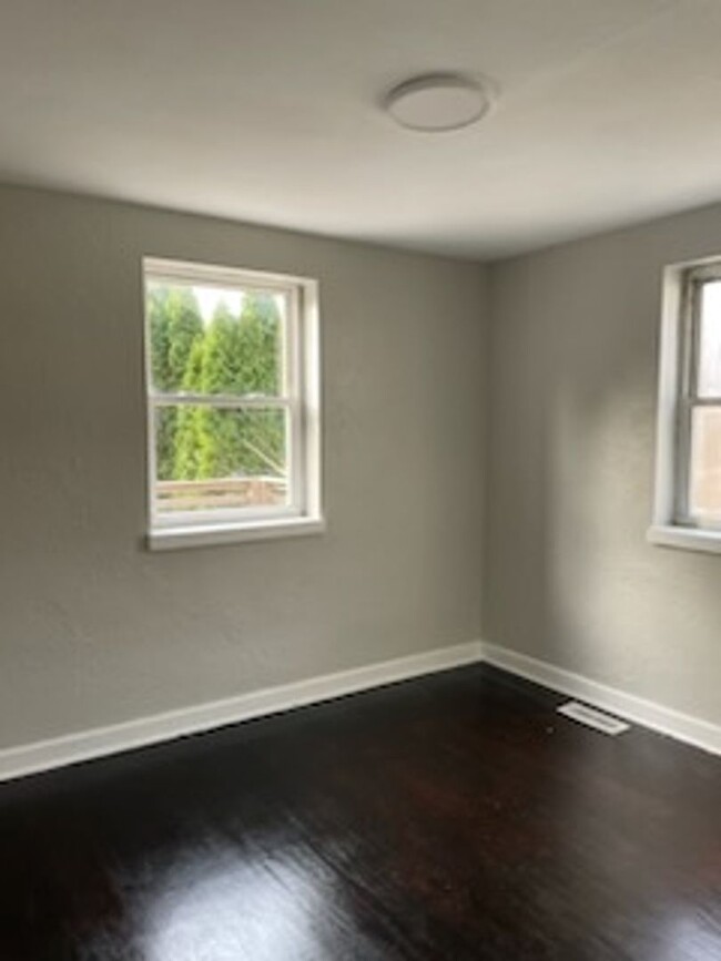 Building Photo - Newly Modern Renovated Three Bedroom Two B...