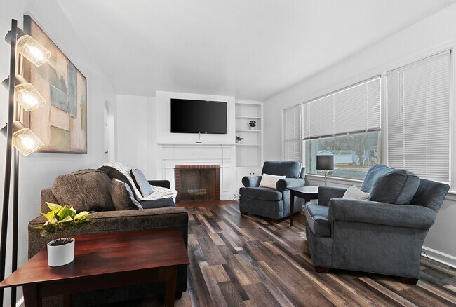 Building Photo - Flexible Furnished 2 BR 1 BA w/ garage and...