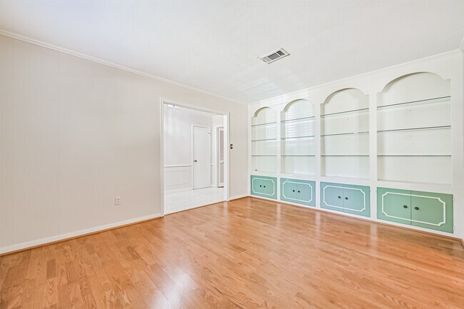 Building Photo - 2005 La Salle Ln