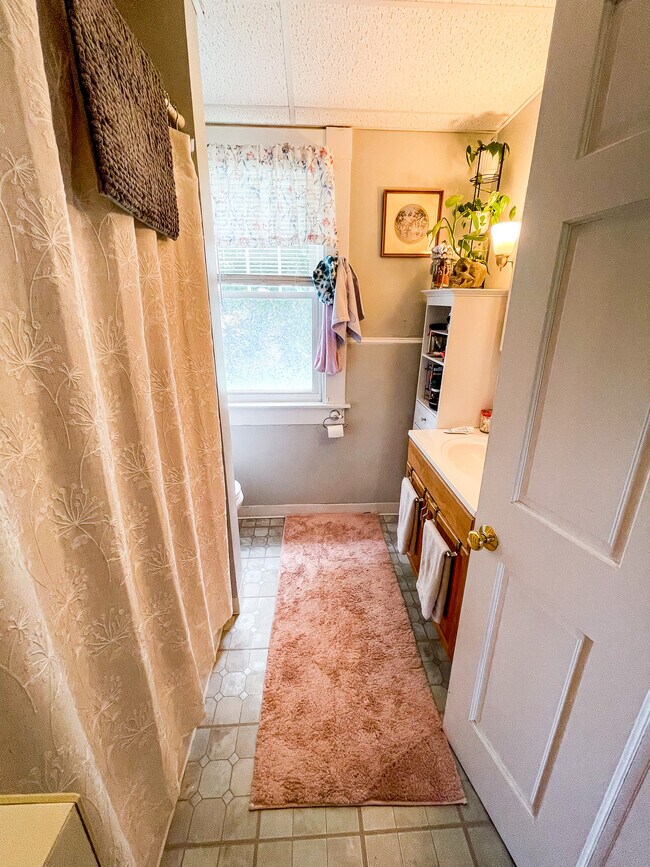 Full Bathroom - 415 Highland St