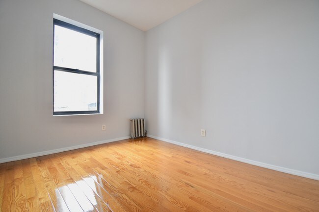 Building Photo - 560 W 180th St