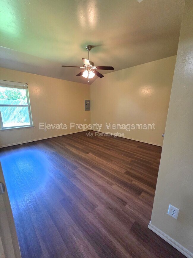 Building Photo - 927 West Prairie Wind Way