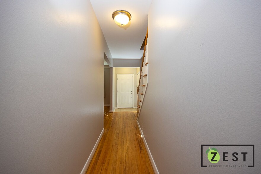 Building Photo - 415 N Fox Hills Dr