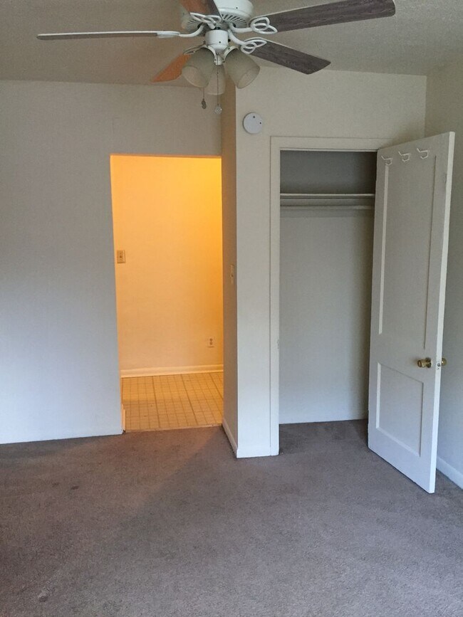 Interior Photo - Telford 3405