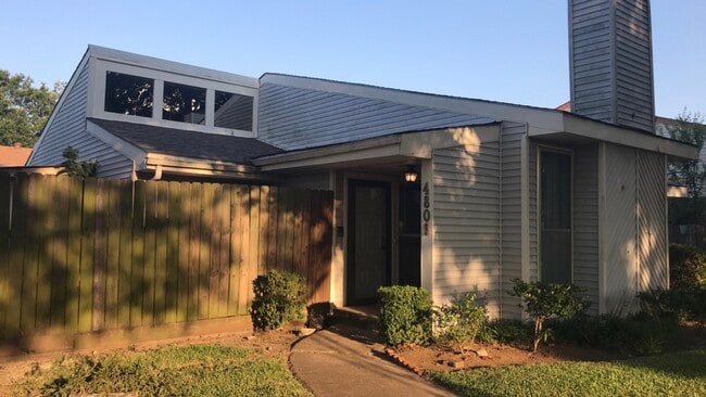 Primary Photo - 4809 Oak Hollow St