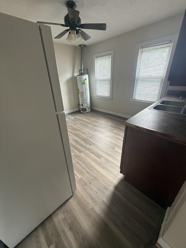 Building Photo - 2 bedroom, 1 bathroom house on W Kentucky Street