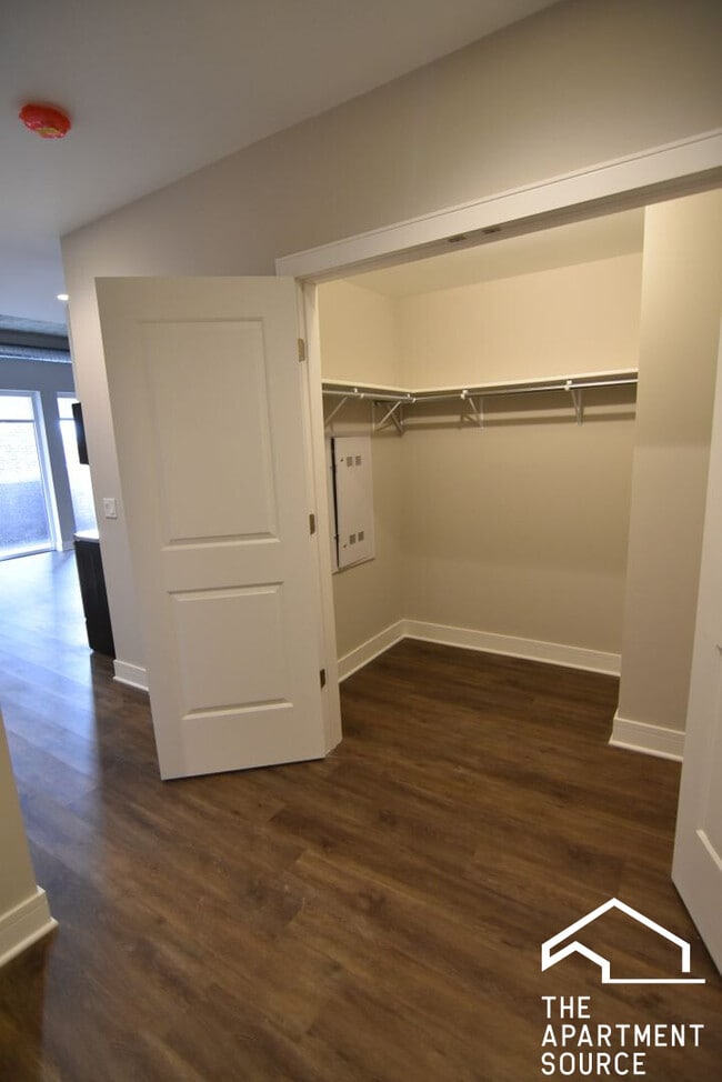 Building Photo - 3833 N Broadway