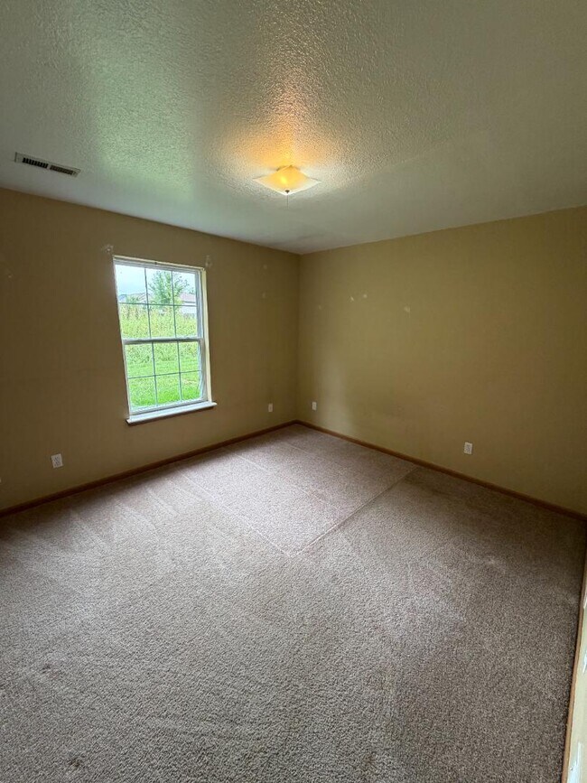 Building Photo - 104 SouthWoods Court - A