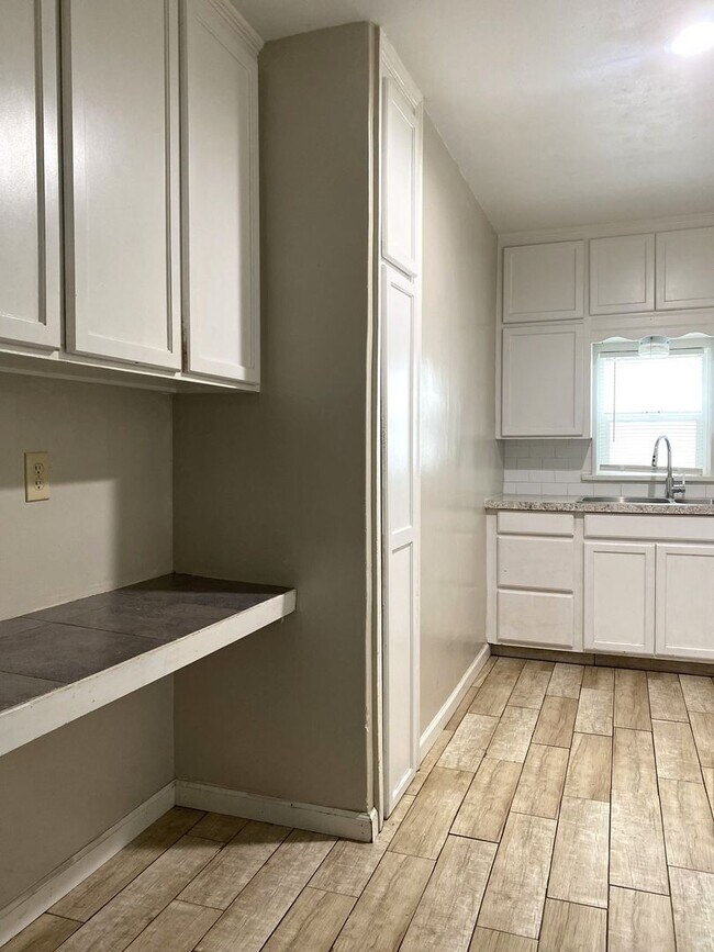 Building Photo - 818w.21s