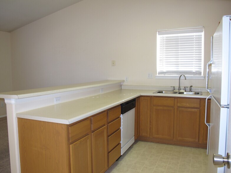 Building Photo - 1143 E Carolina Ave