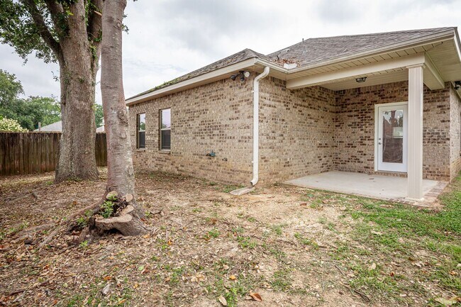 Building Photo - Charming Home Move-in Ready!