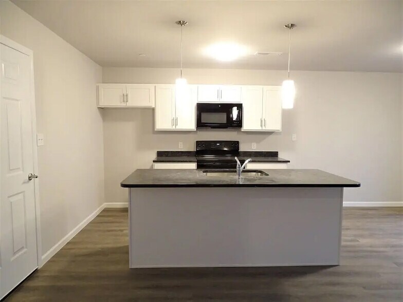 Building Photo - 5 Cobblestone Ct