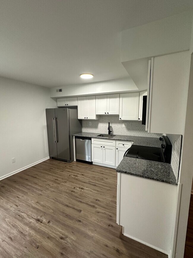 Building Photo - Village Shires Townhome completely Renovated 3 Beds 1.5 Bath Available 9/1