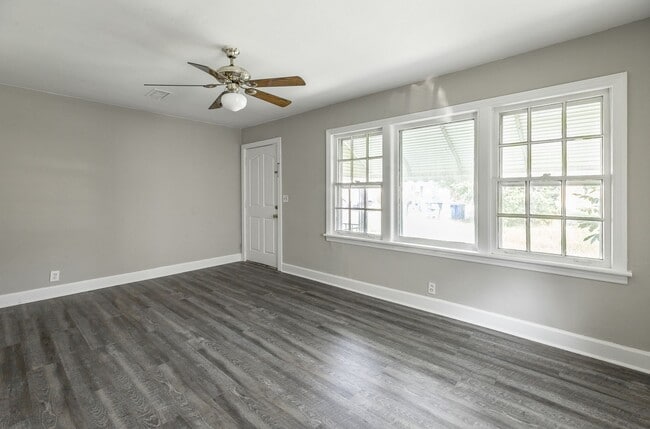 Building Photo - Newly Renovated 2 Bedroom 1 bath Home