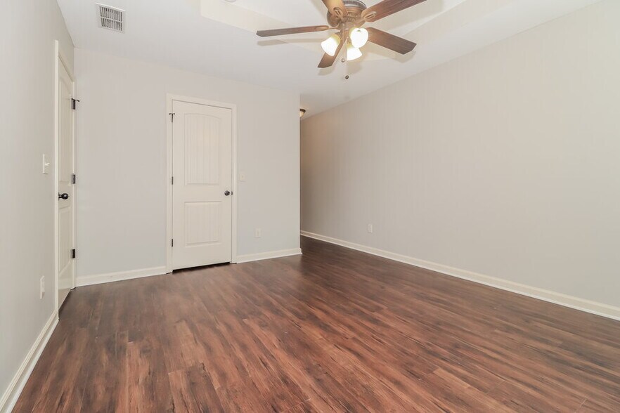 Building Photo - 223 Comet Ct